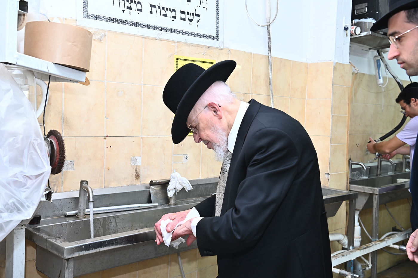 הגאון רבי יצחק אזרחי באפיית מצות