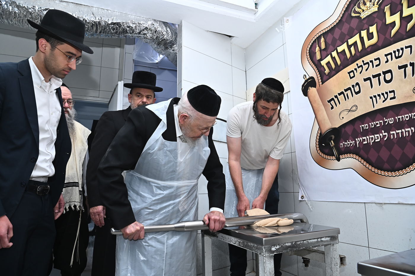 הגאון רבי יצחק אזרחי באפיית מצות