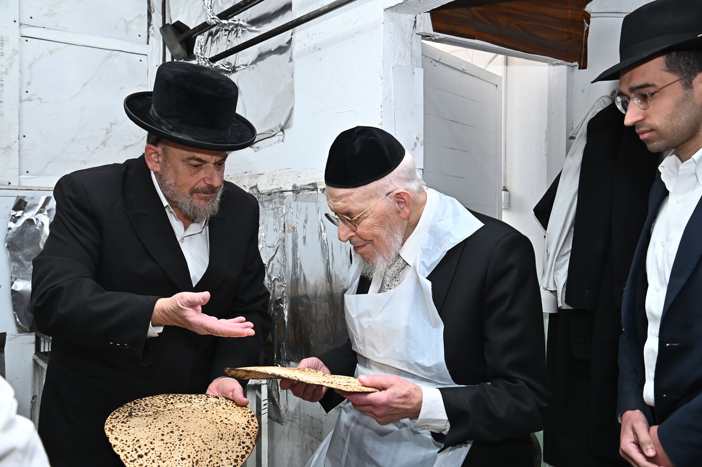 הגאון רבי יצחק אזרחי באפיית מצות