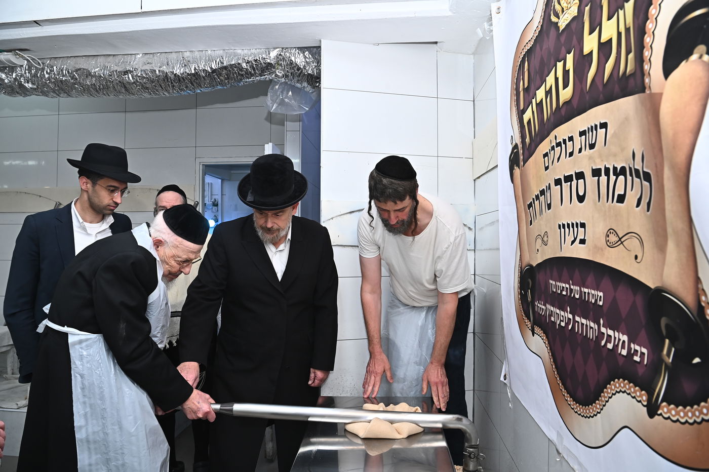 הגאון רבי יצחק אזרחי באפיית מצות