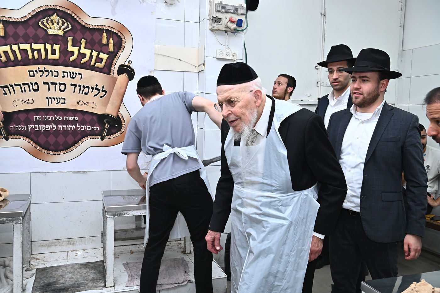 הגאון רבי יצחק אזרחי באפיית מצות