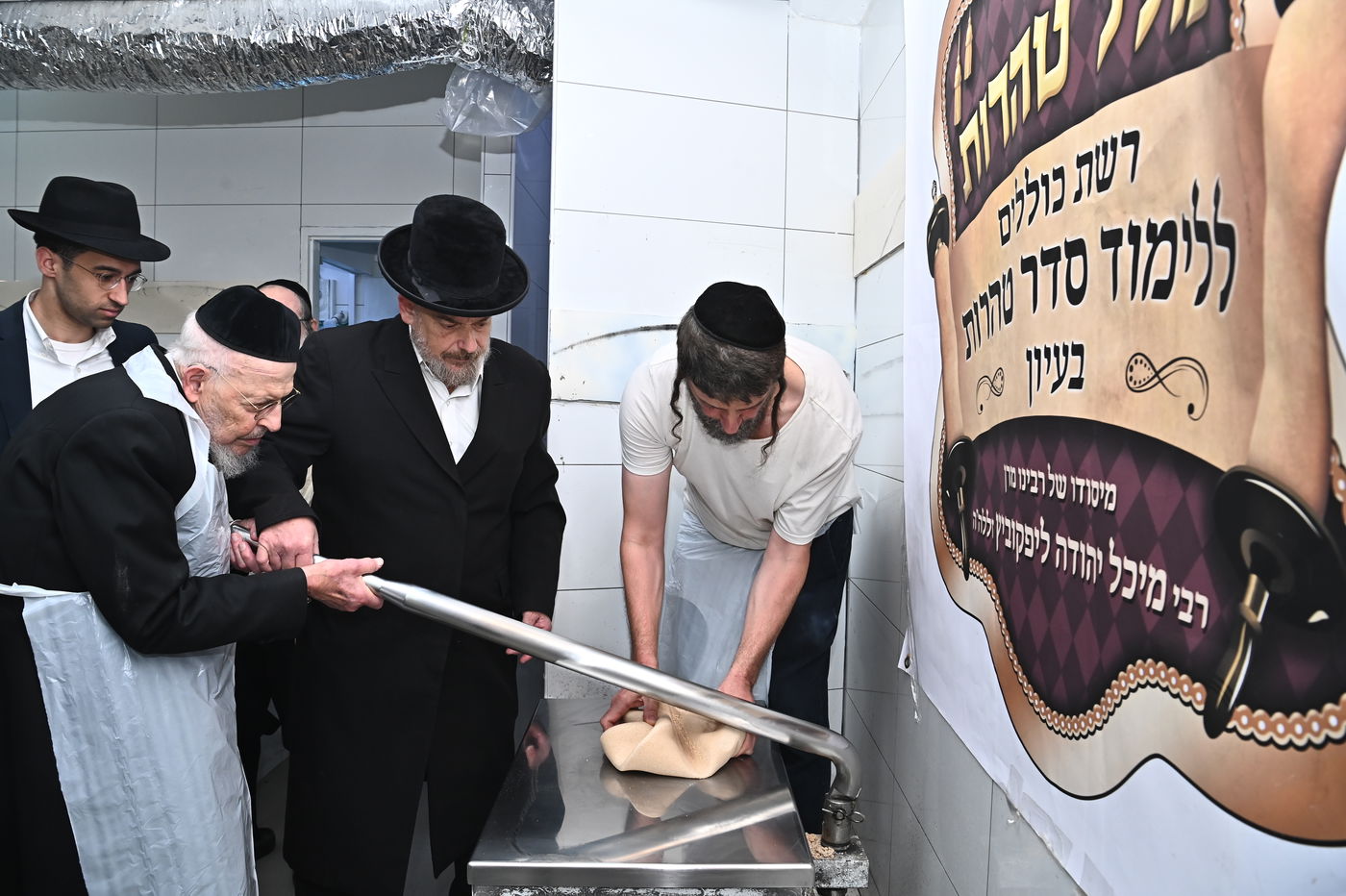 הגאון רבי יצחק אזרחי באפיית מצות