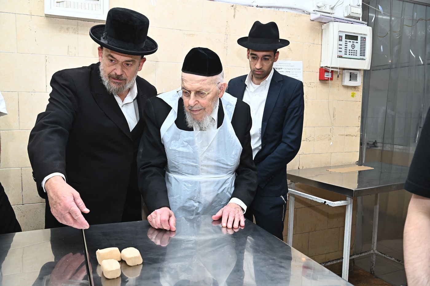 הגאון רבי יצחק אזרחי באפיית מצות