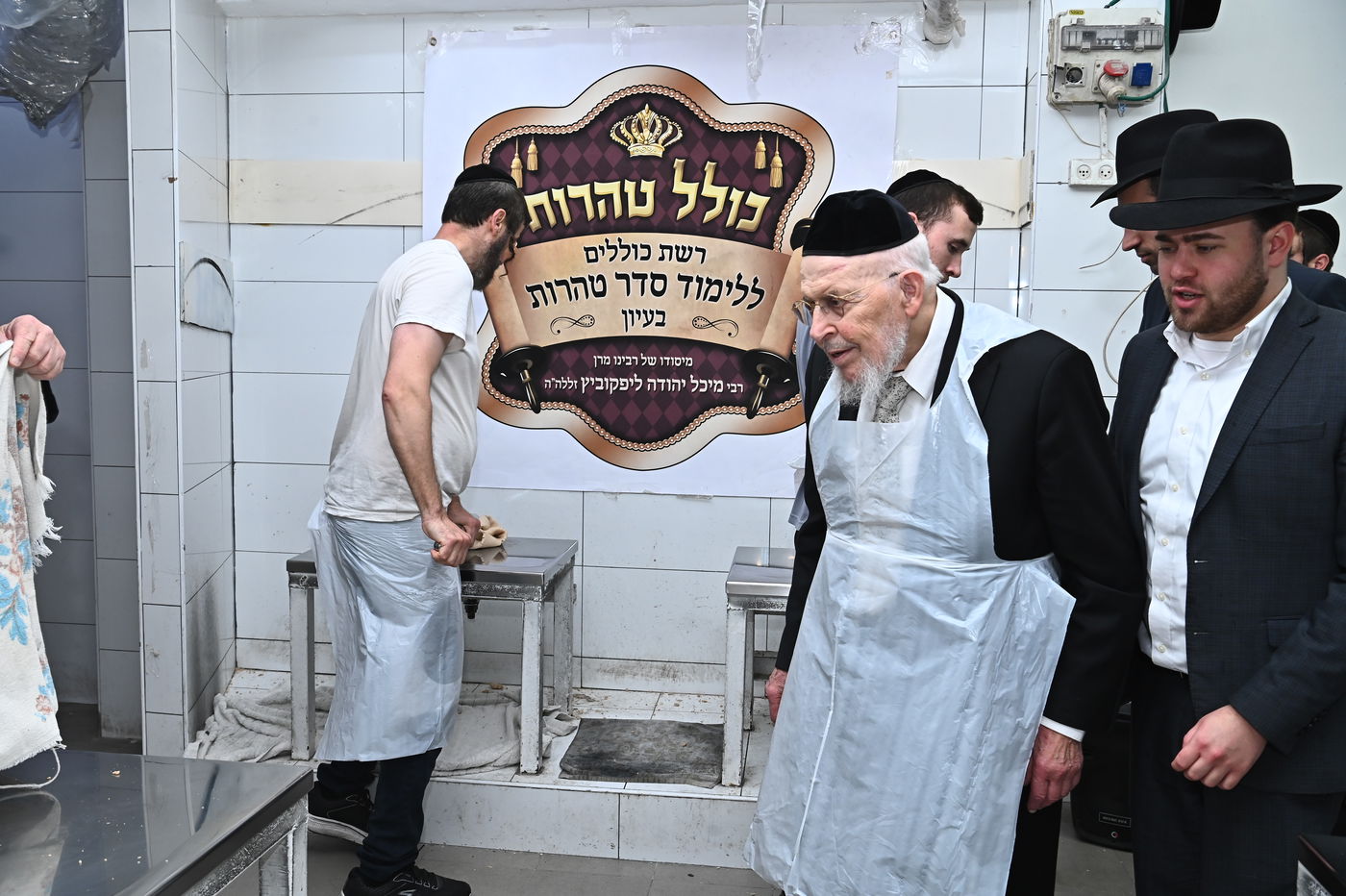 הגאון רבי יצחק אזרחי באפיית מצות