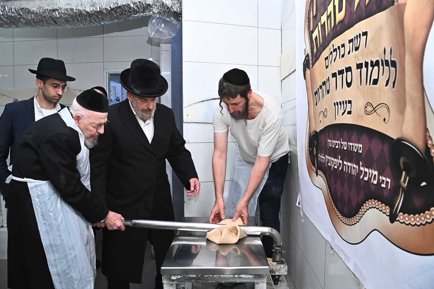 הגאון רבי יצחק אזרחי באפיית מצות