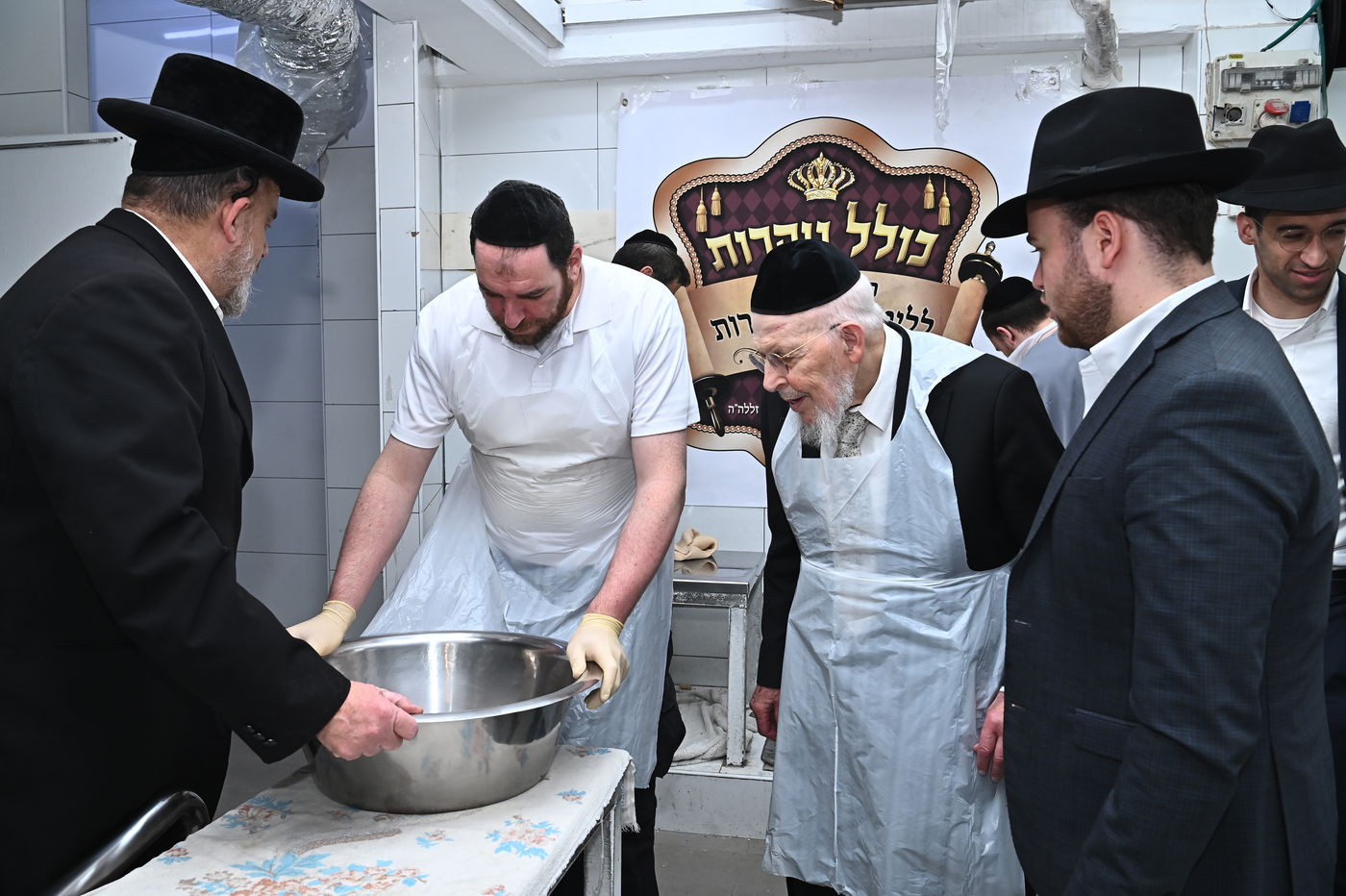 הגאון רבי יצחק אזרחי באפיית מצות