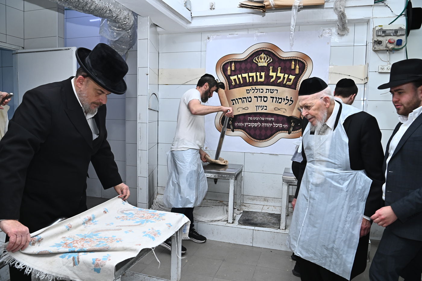 הגאון רבי יצחק אזרחי באפיית מצות