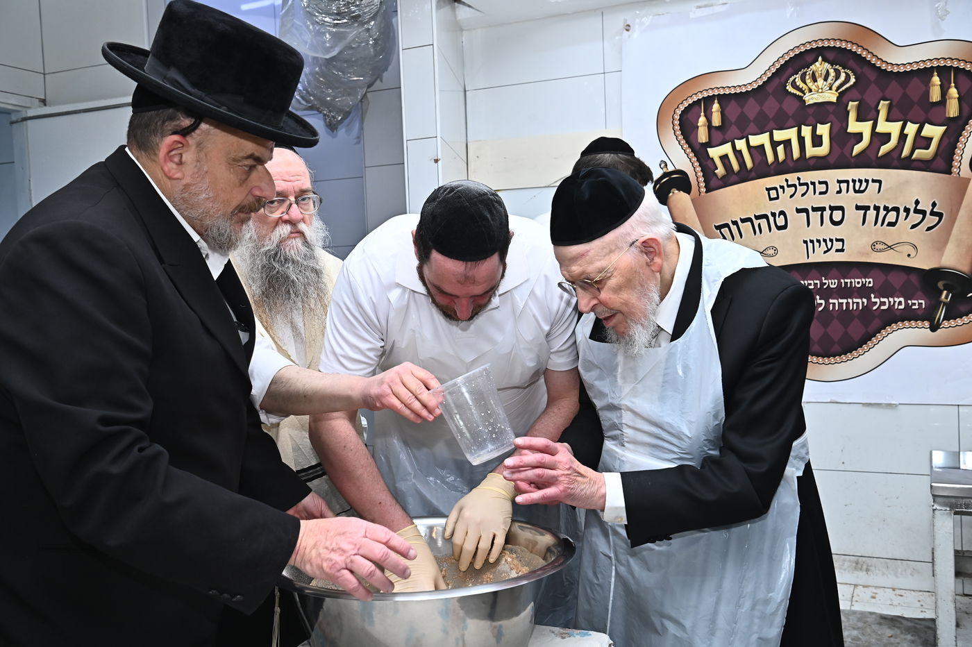 הגאון רבי יצחק אזרחי באפיית מצות