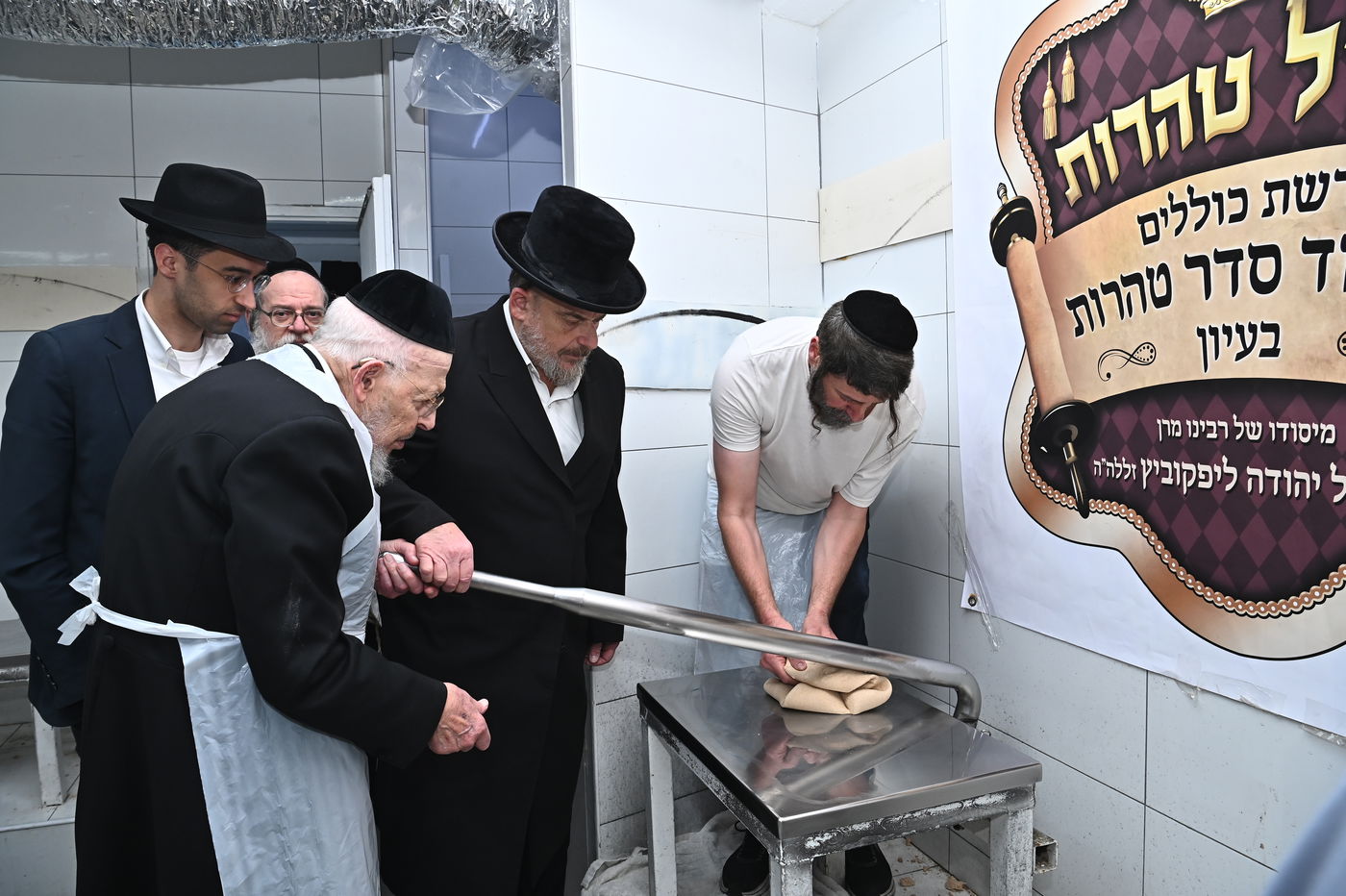 הגאון רבי יצחק אזרחי באפיית מצות