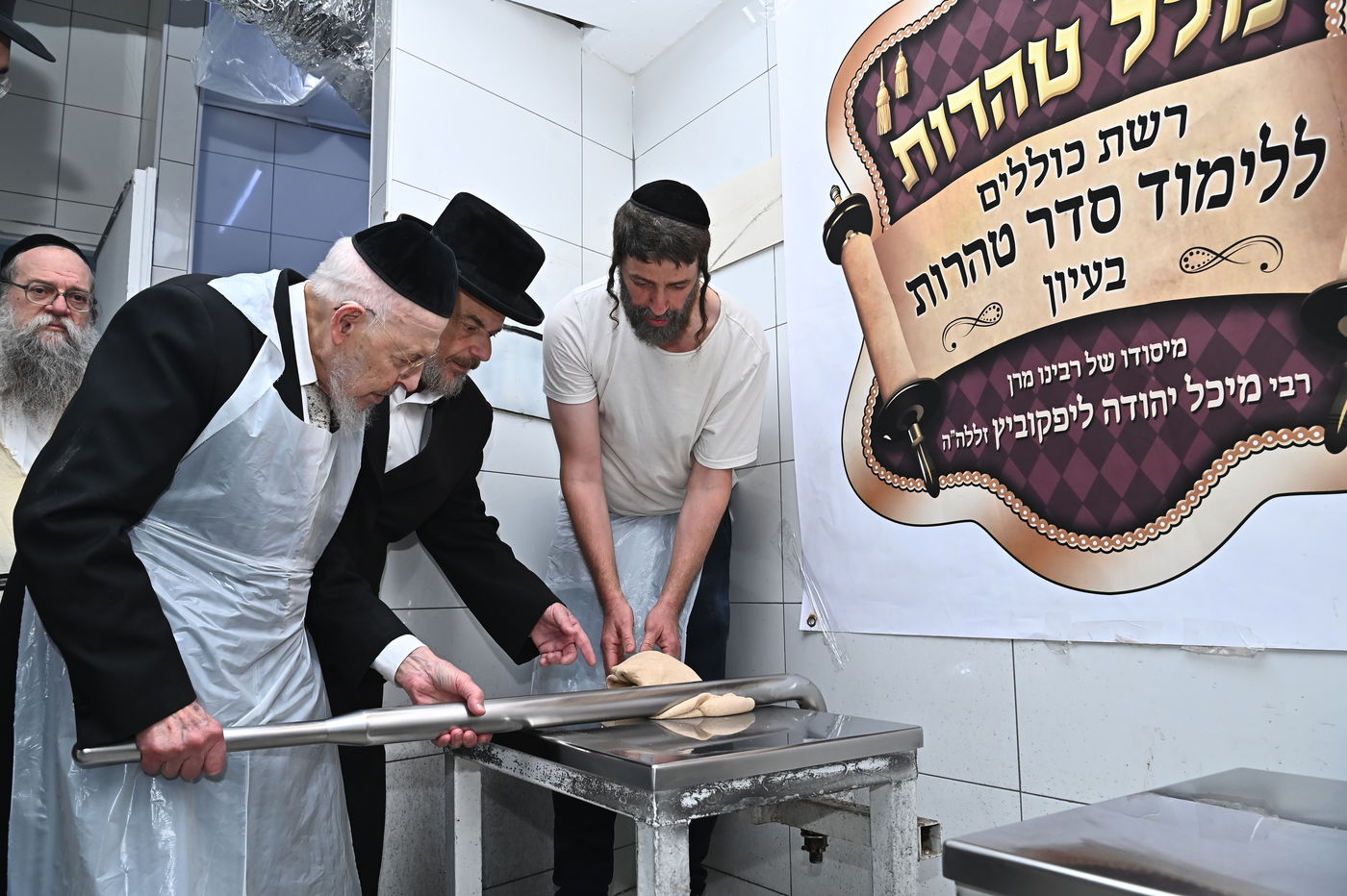 הגאון רבי יצחק אזרחי באפיית מצות