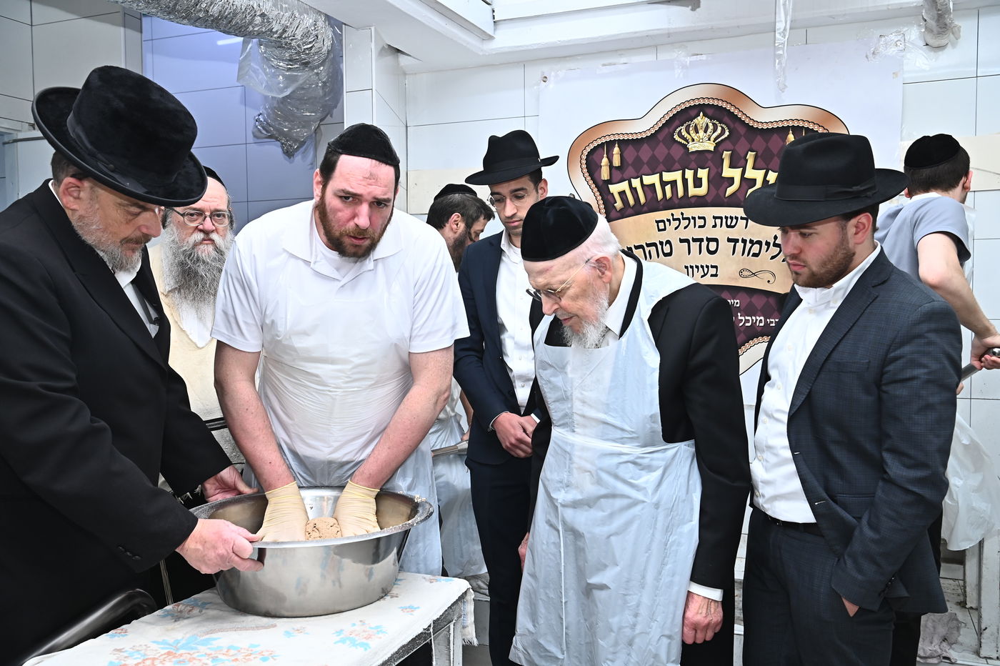 הגאון רבי יצחק אזרחי באפיית מצות