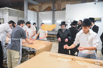 האדמו"ר מסקולען ירושלים באפיית מצות