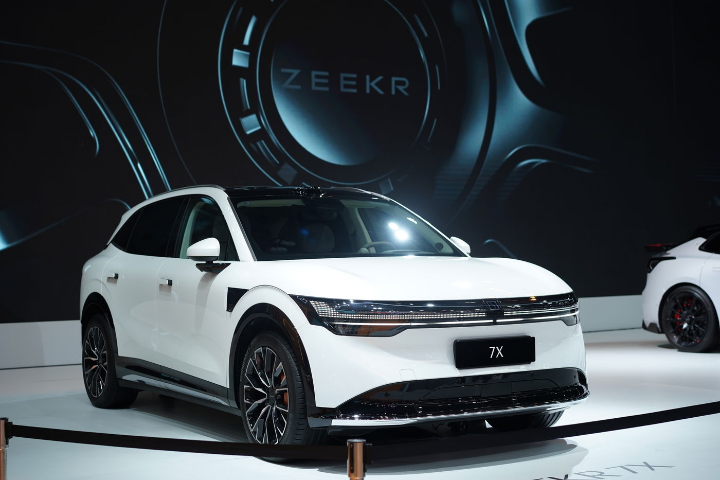 בעלת הטעינה מהמהירות בעולם כיום, 10.5 שניות. זיקר X7