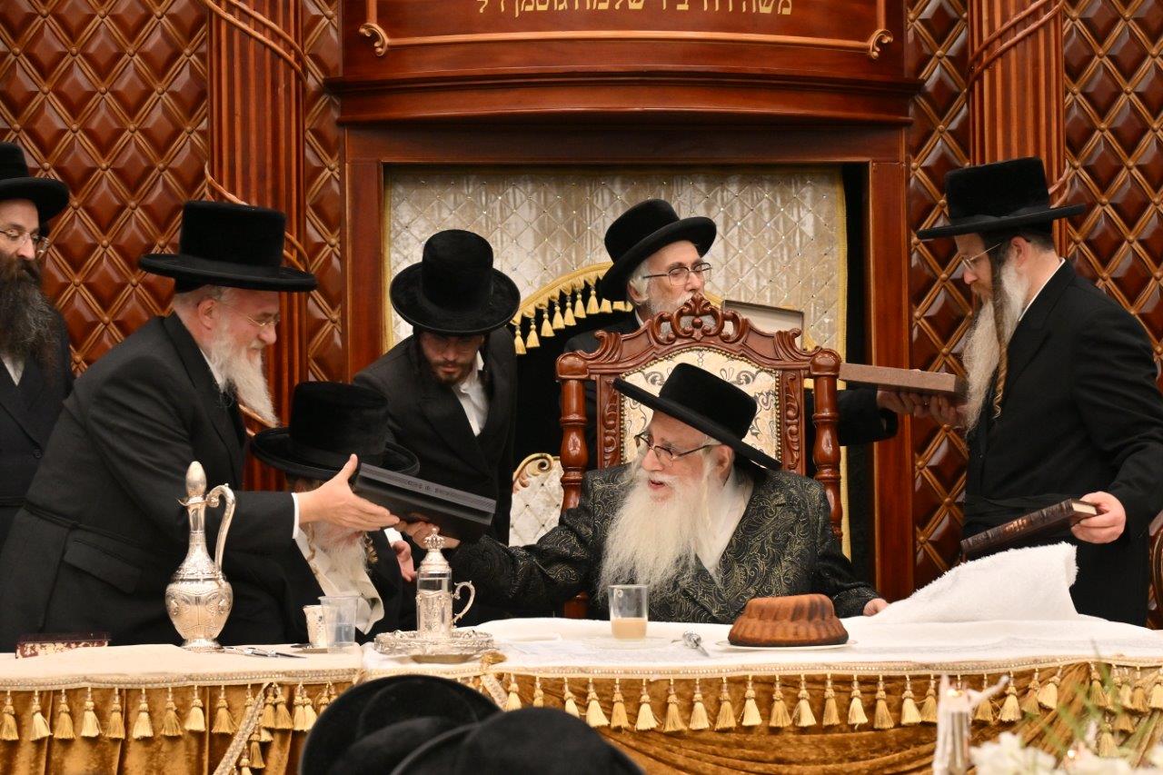 מעמד חנוכת בית המדרש צאנז בבית שמש