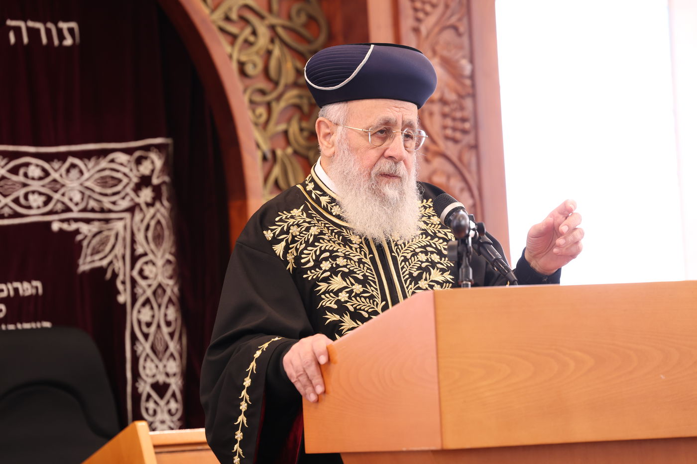 הראשל"צ הגאון רבי יצחק יוסף בביקור בישיבת בין הזמנים באשדוד