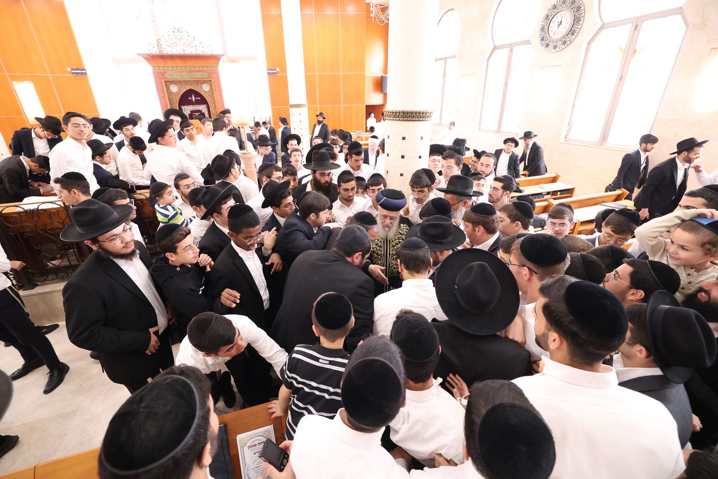 הראשל"צ הגאון רבי יצחק יוסף בביקור בישיבת בין הזמנים באשדוד