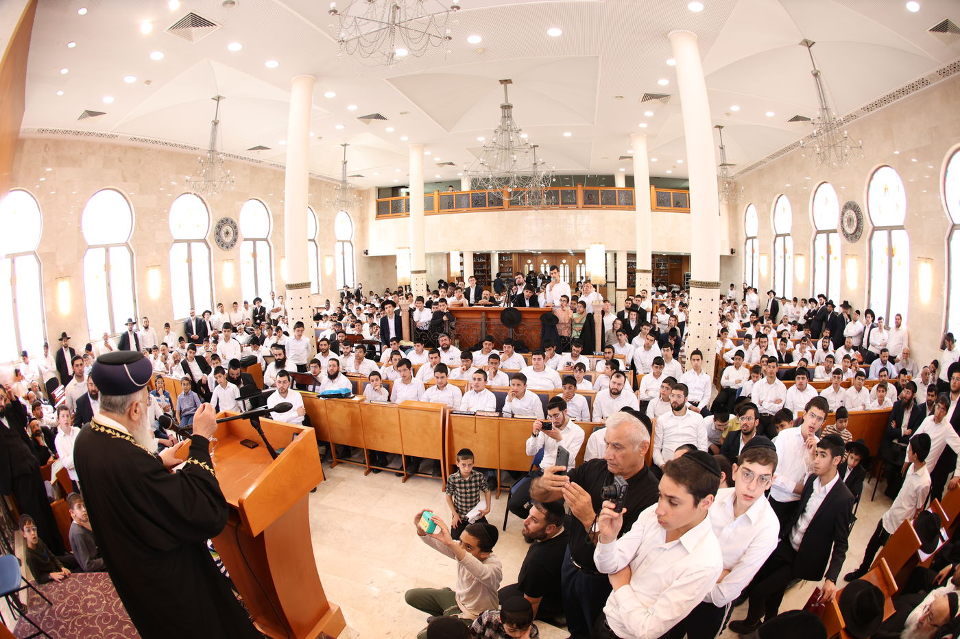 הראשל"צ הגאון רבי יצחק יוסף בביקור בישיבת בין הזמנים באשדוד