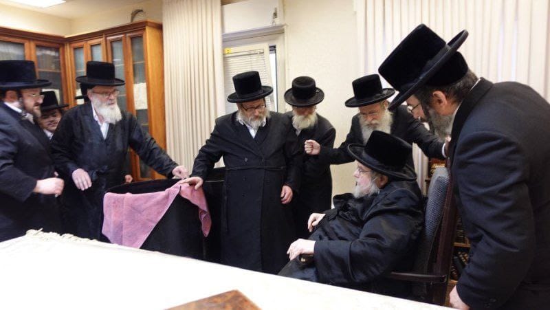 דגים חיים במעונו של האדמו"ר מבעלזא