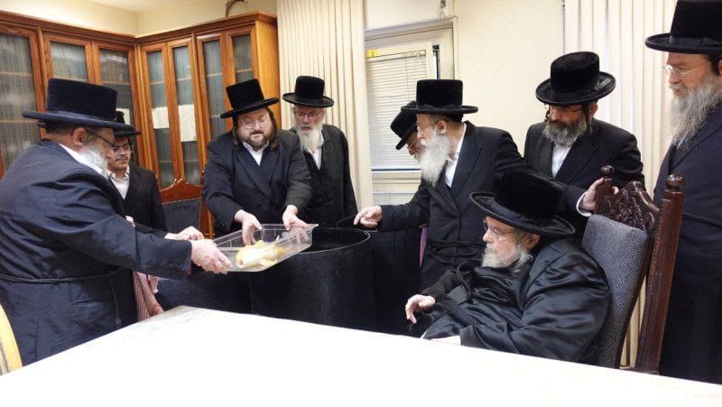 דגים חיים במעונו של האדמו"ר מבעלזא