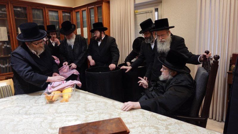 דגים חיים במעונו של האדמו"ר מבעלזא