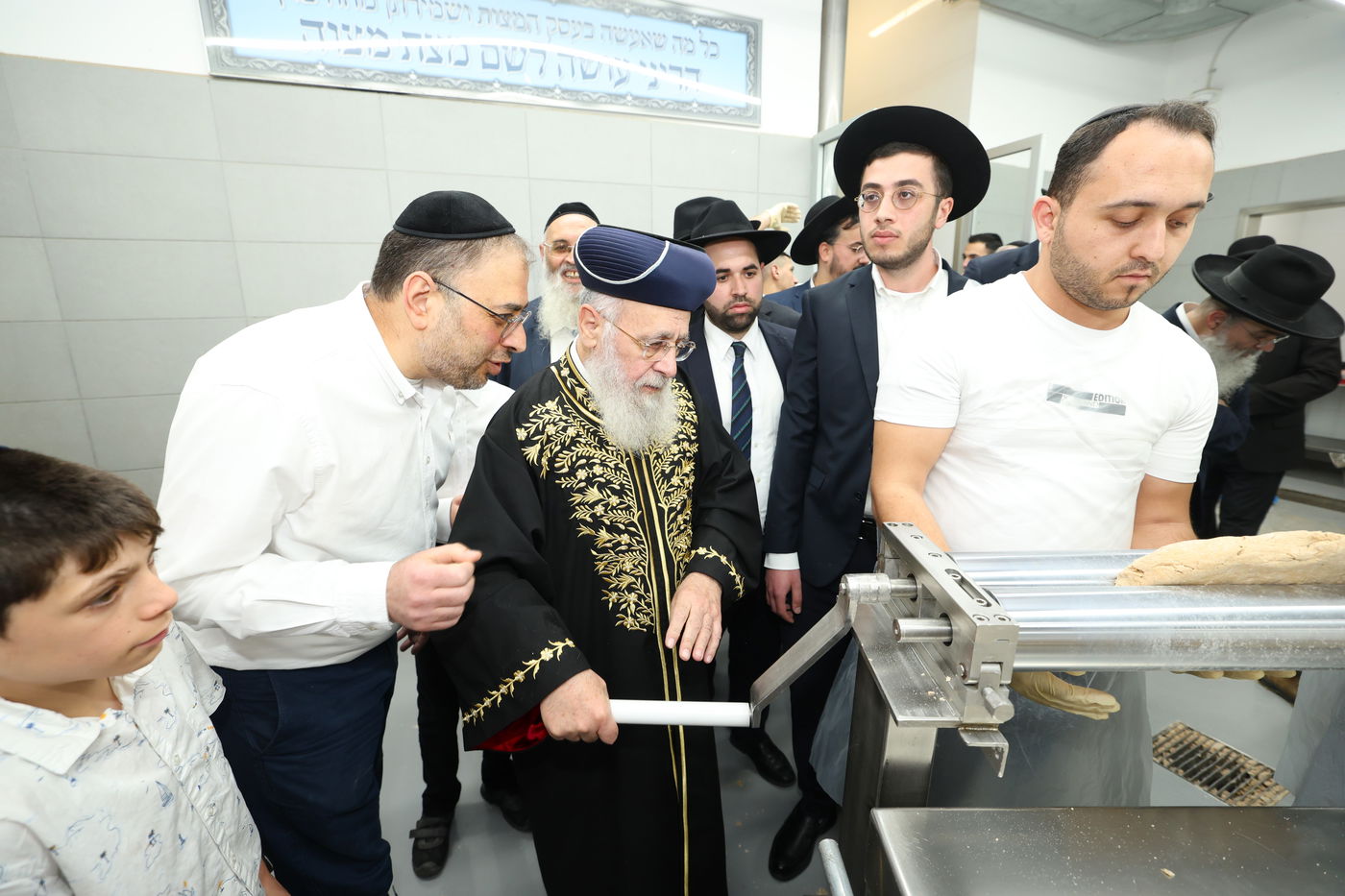 הראשל"צ הגאון רבי יצחק יוסף באפיית מצות