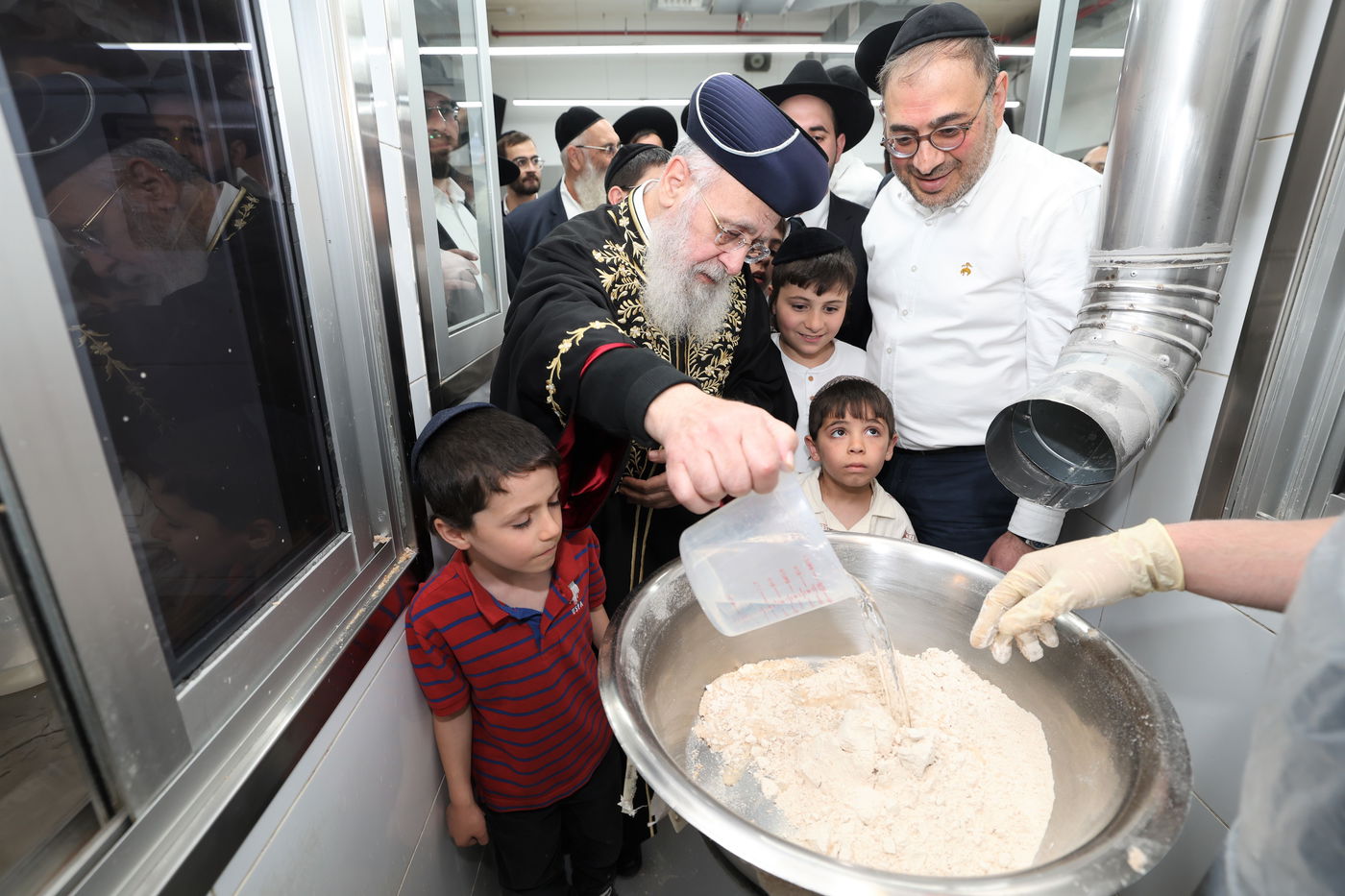 הראשל"צ הגאון רבי יצחק יוסף באפיית מצות