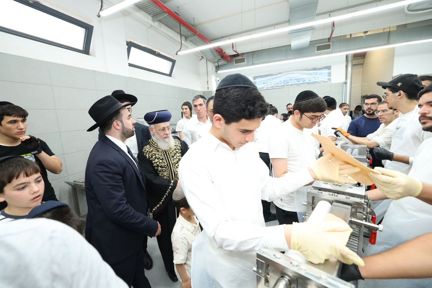 הראשל"צ הגאון רבי יצחק יוסף באפיית מצות