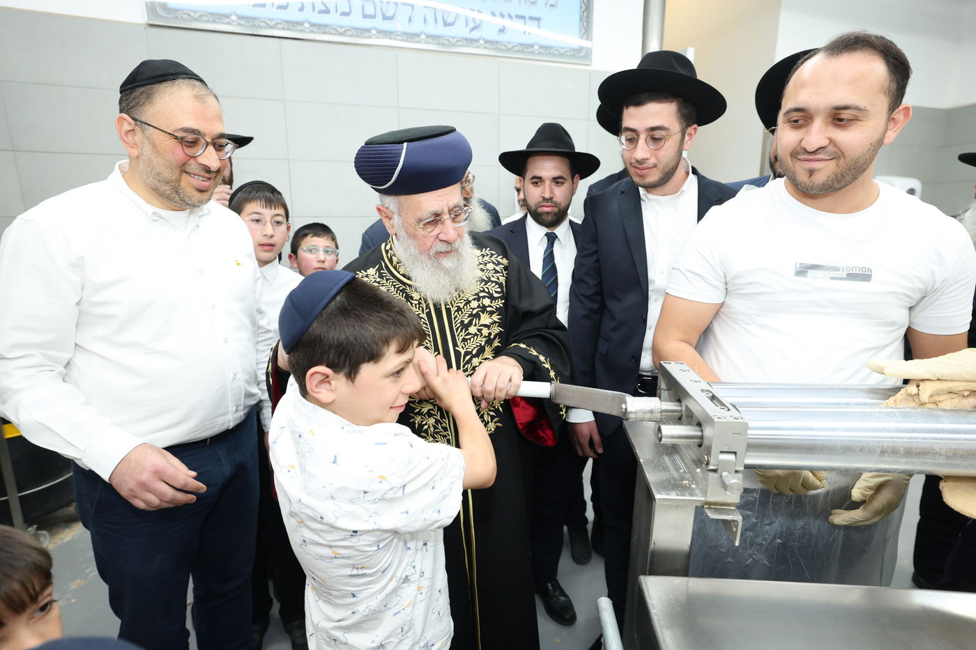 הראשל"צ הגאון רבי יצחק יוסף באפיית מצות