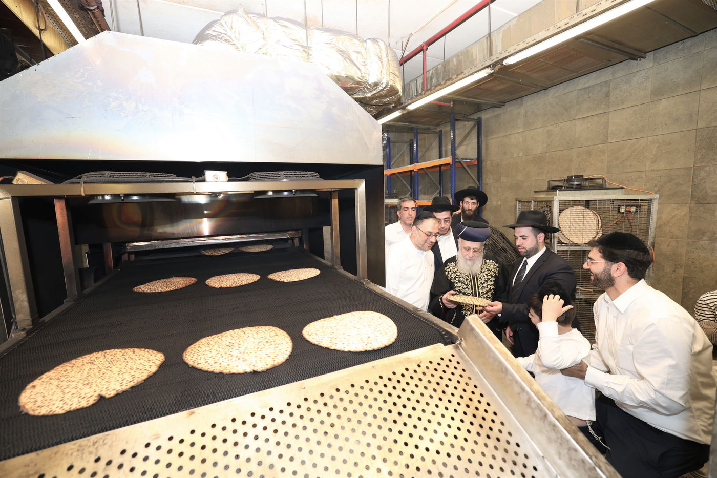 הראשל"צ הגאון רבי יצחק יוסף באפיית מצות