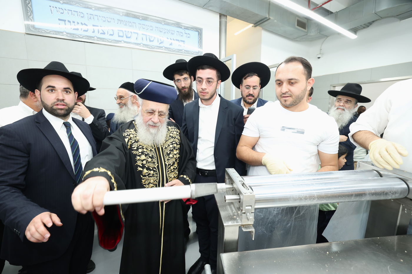 הראשל"צ הגאון רבי יצחק יוסף באפיית מצות