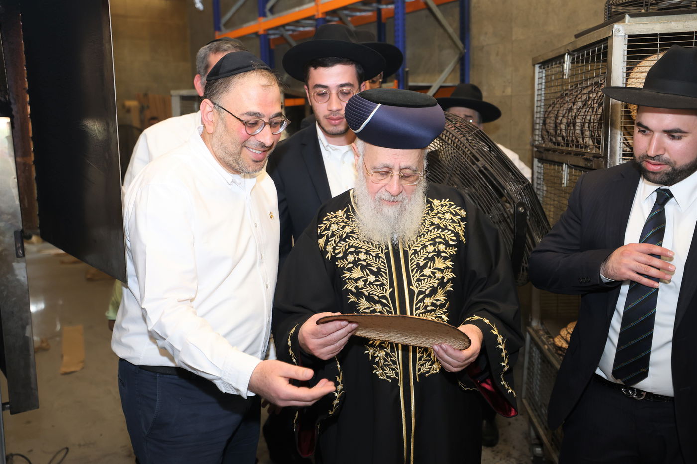 הראשל"צ הגאון רבי יצחק יוסף באפיית מצות