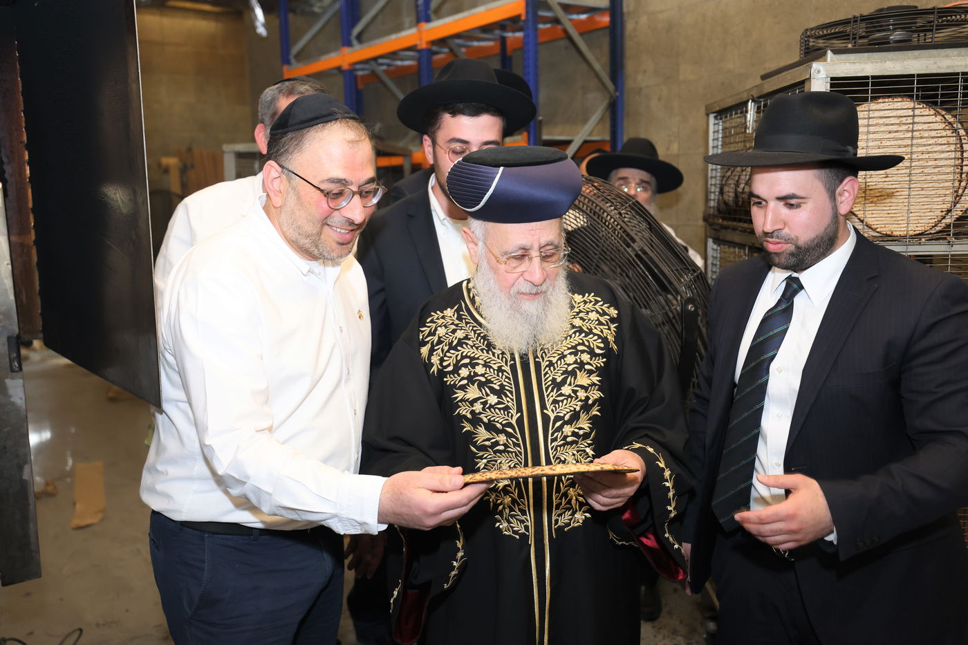 הראשל"צ הגאון רבי יצחק יוסף באפיית מצות