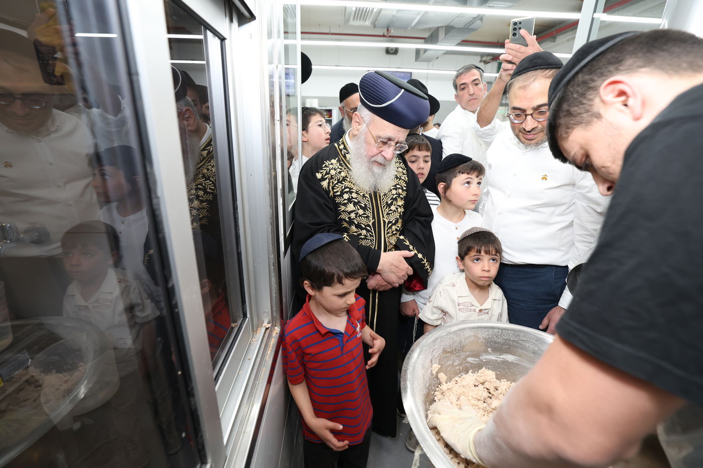 הראשל"צ הגאון רבי יצחק יוסף באפיית מצות