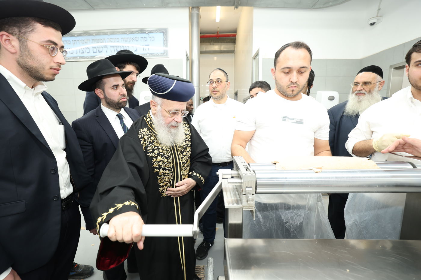 הראשל"צ הגאון רבי יצחק יוסף באפיית מצות