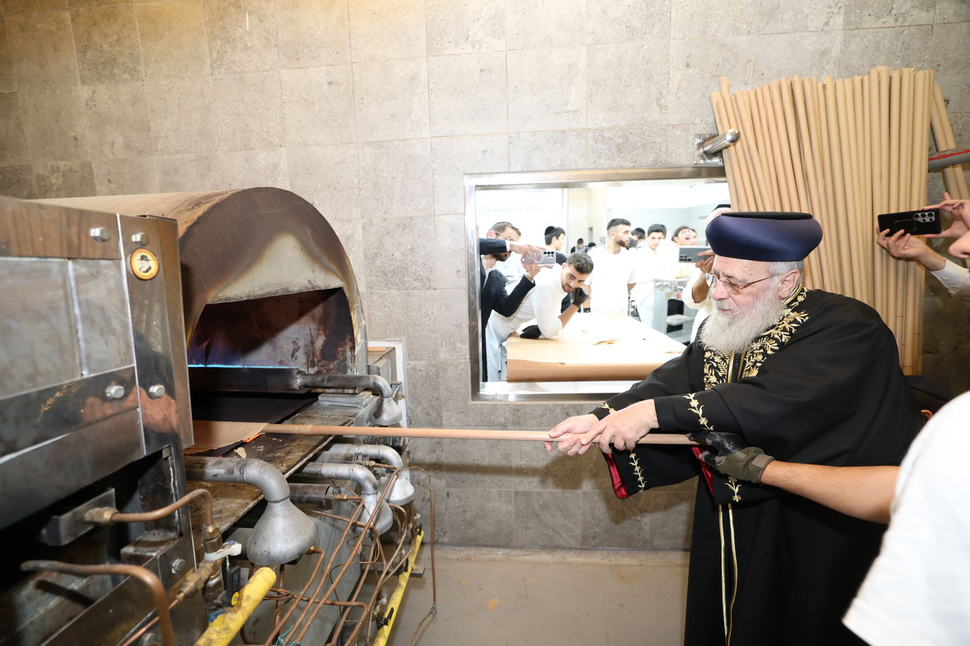 הראשל"צ הגאון רבי יצחק יוסף באפיית מצות