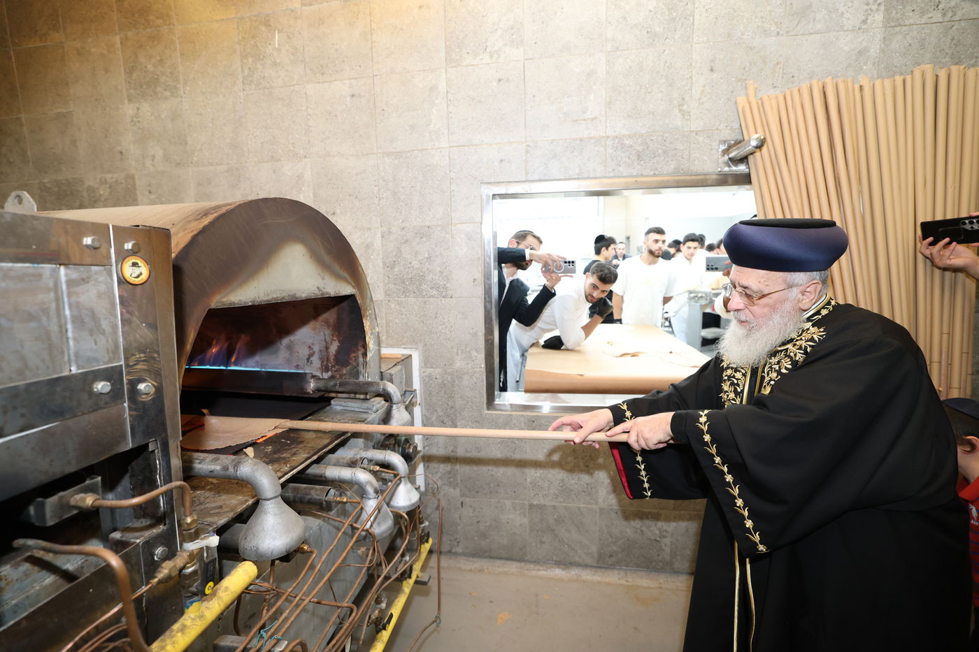 הראשל"צ הגאון רבי יצחק יוסף באפיית מצות