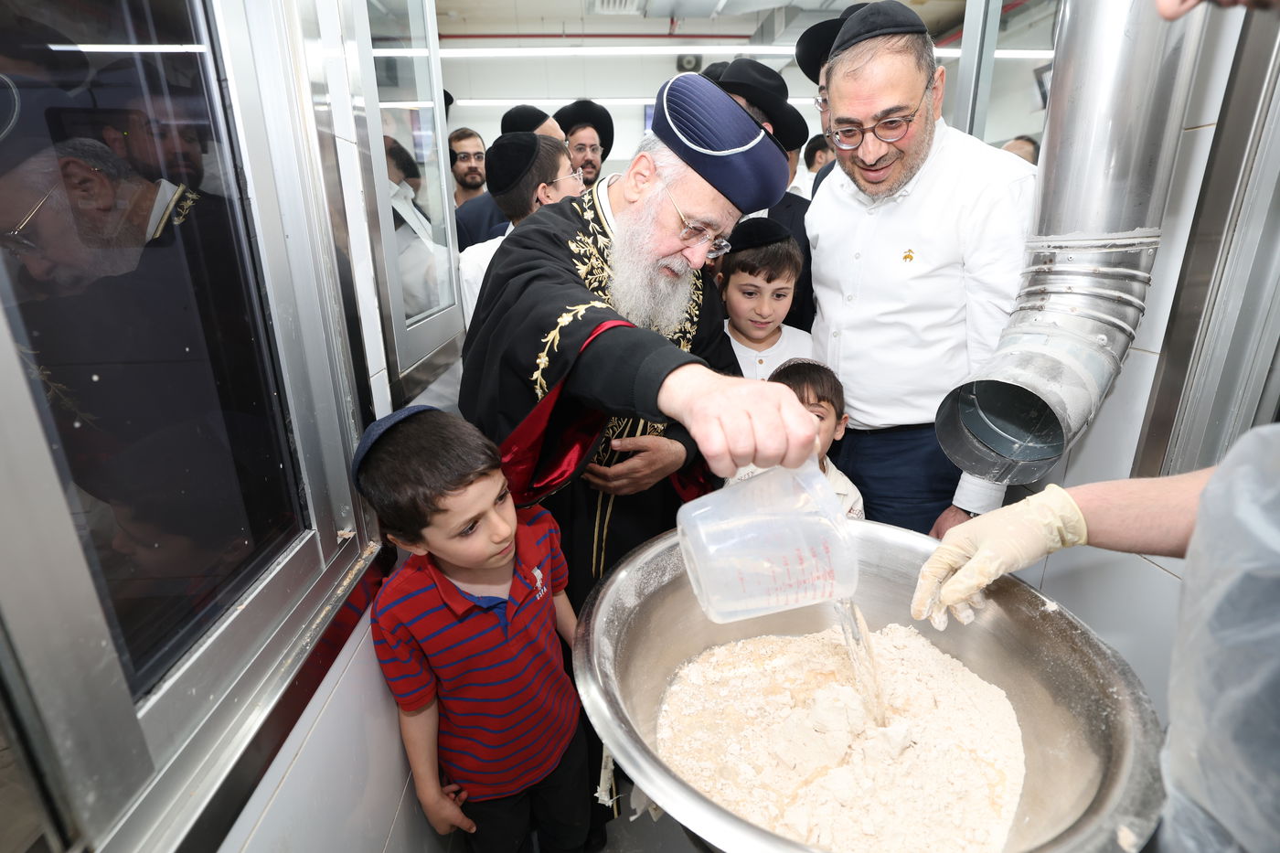 הראשל"צ הגאון רבי יצחק יוסף באפיית מצות