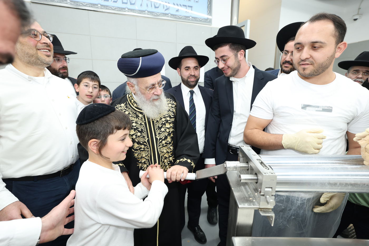 הראשל"צ הגאון רבי יצחק יוסף באפיית מצות