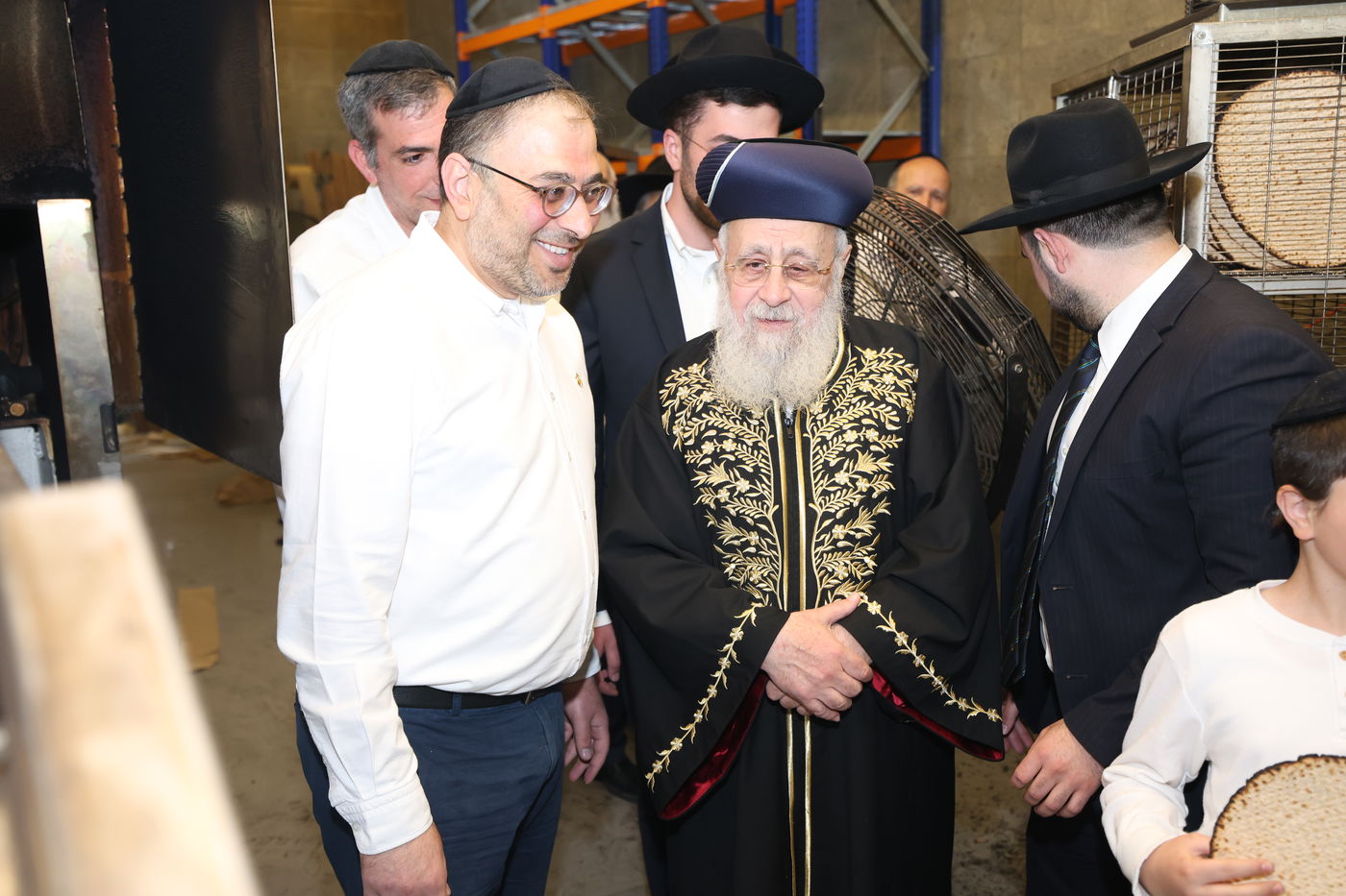 הראשל"צ הגאון רבי יצחק יוסף באפיית מצות