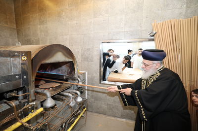 הראשל"צ הגאון רבי יצחק יוסף באפיית מצות