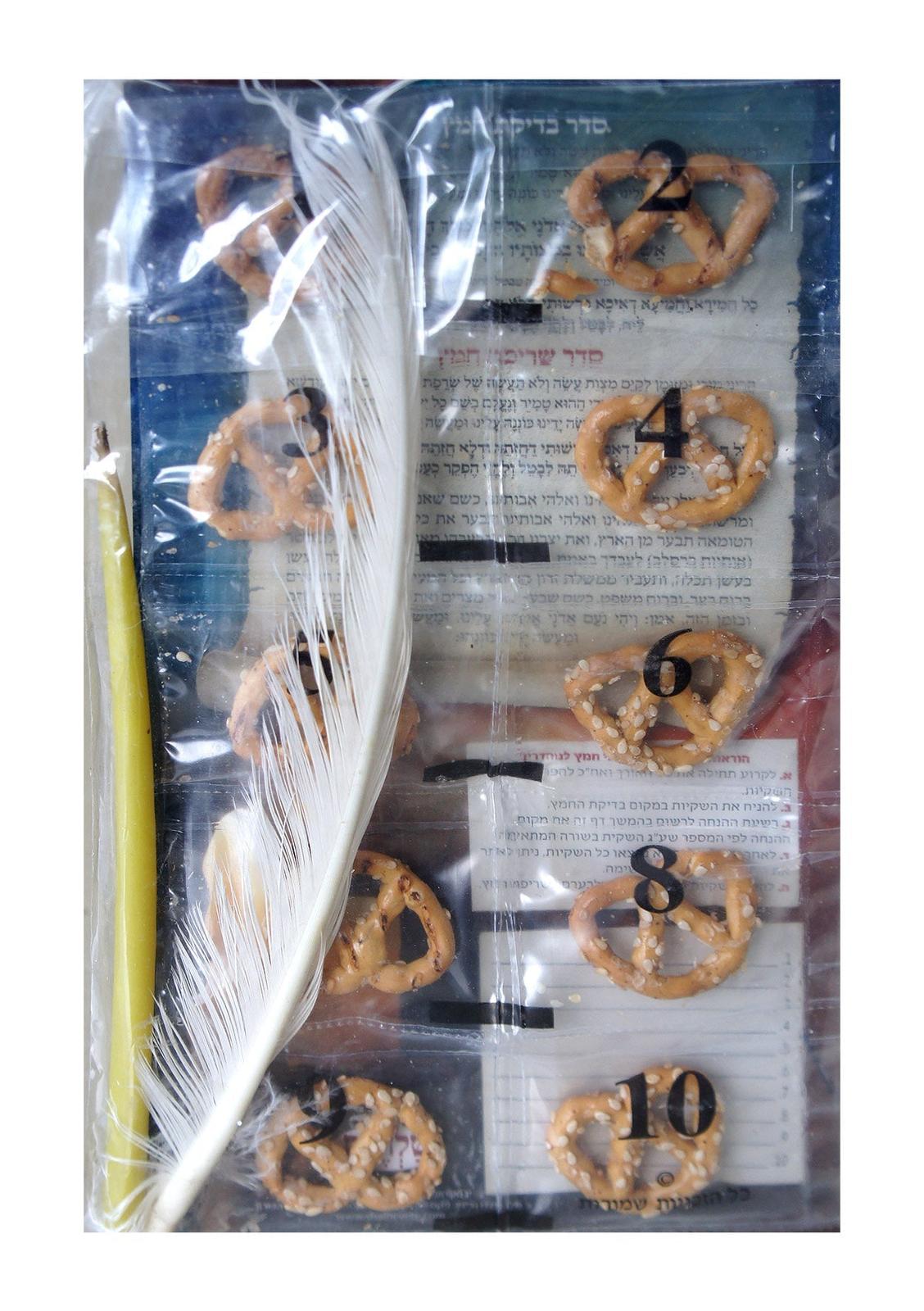 עשרה פירורי חמץ על בייגלעך