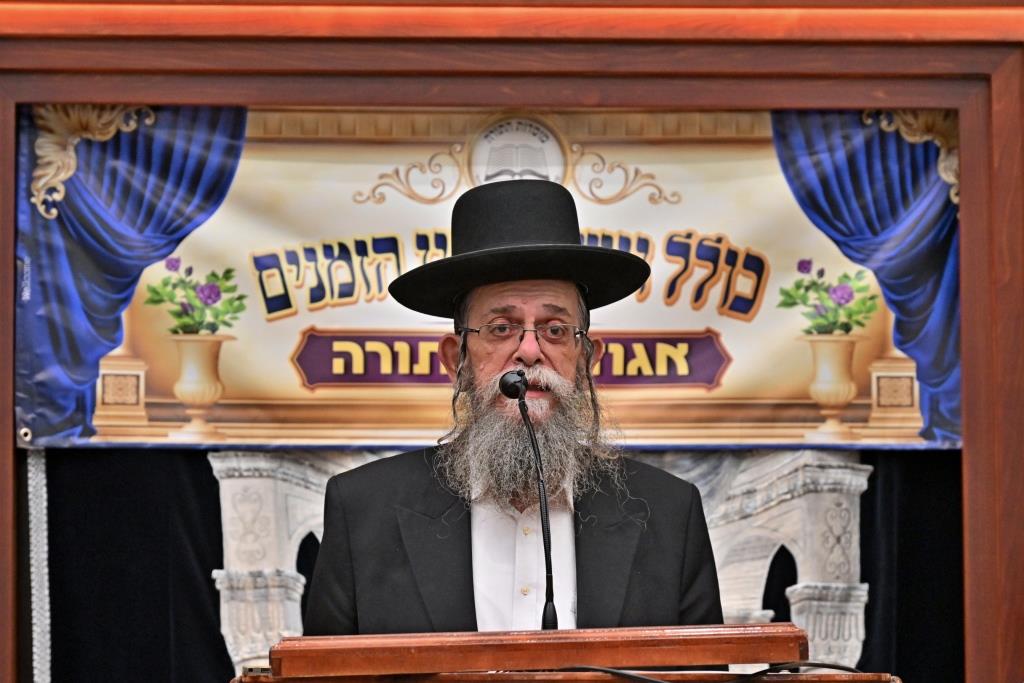 הגאון רבי ישראל בונים שרייבר מקדם את פני הגרמ"ה