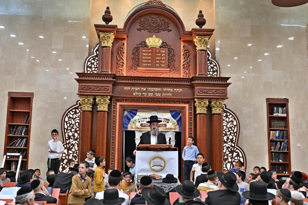 הגאון רבי ישראל בונים שרייבר מקדם את פני הגרמ"ה