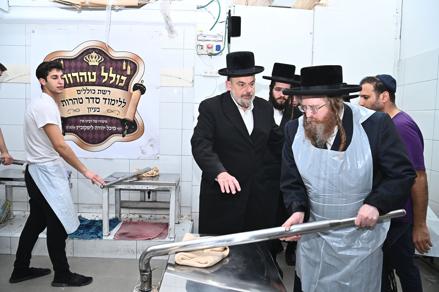 האדמו"ר משומרי אמונים באפיית מצות