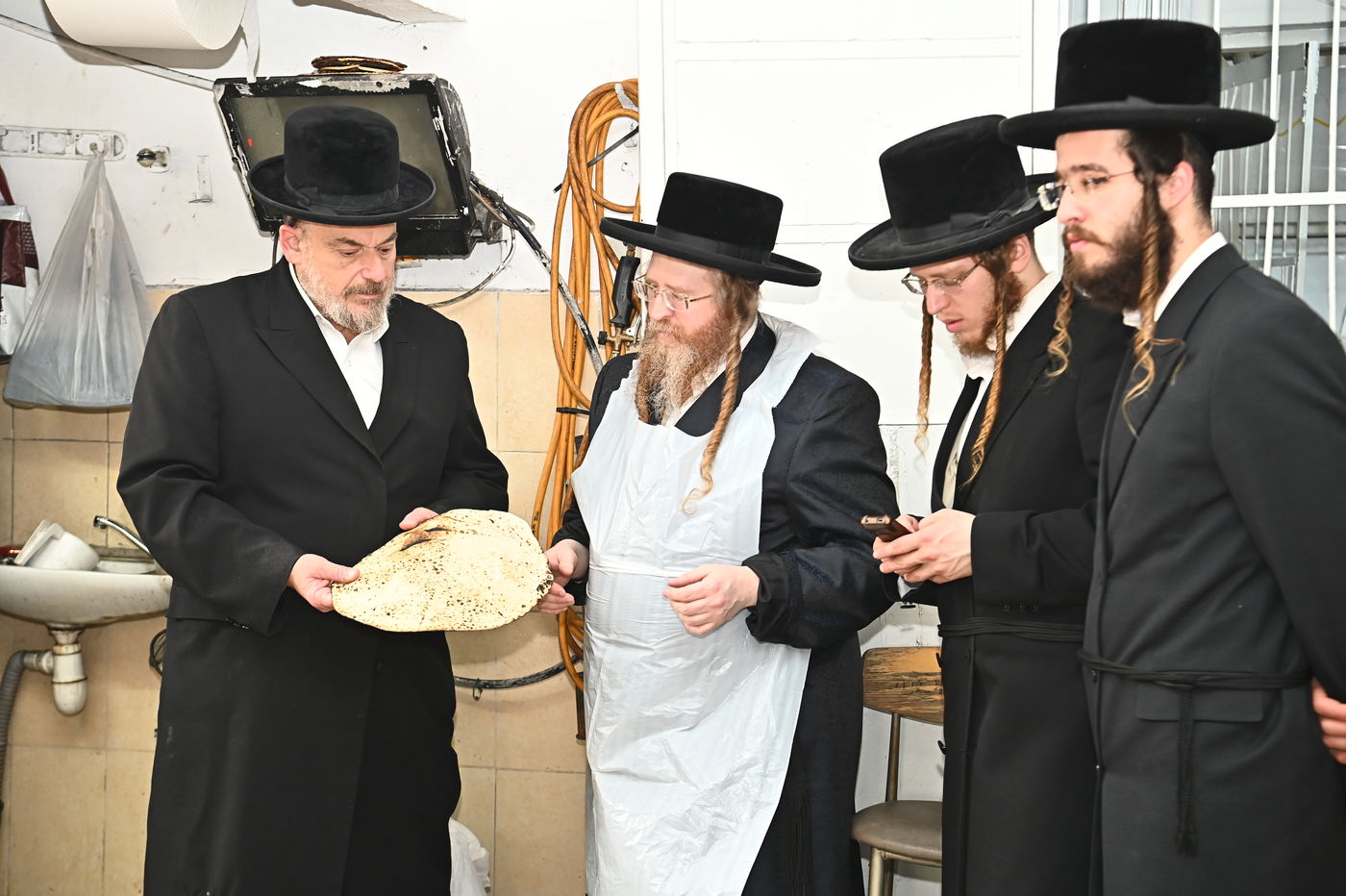 האדמו"ר משומרי אמונים באפיית מצות