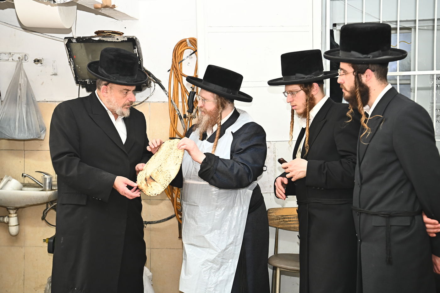 האדמו"ר משומרי אמונים באפיית מצות