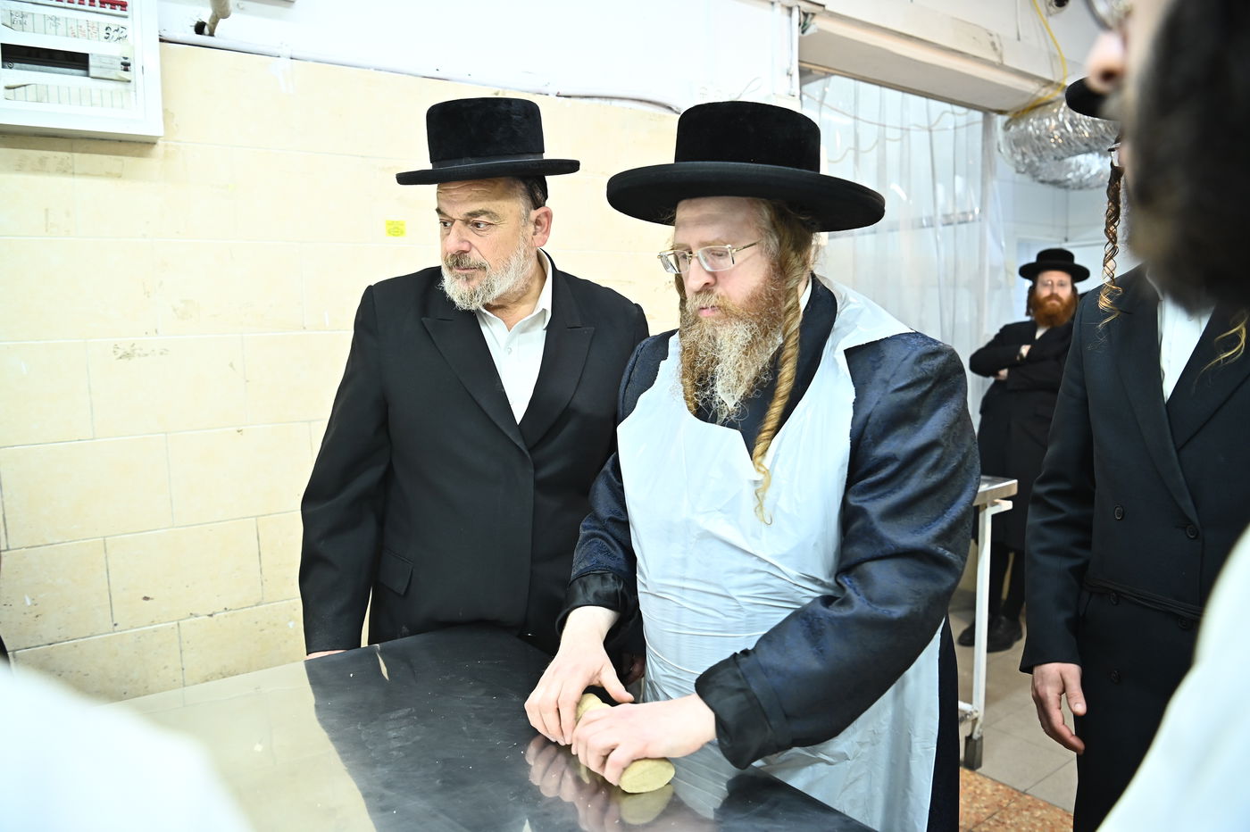 האדמו"ר משומרי אמונים באפיית מצות