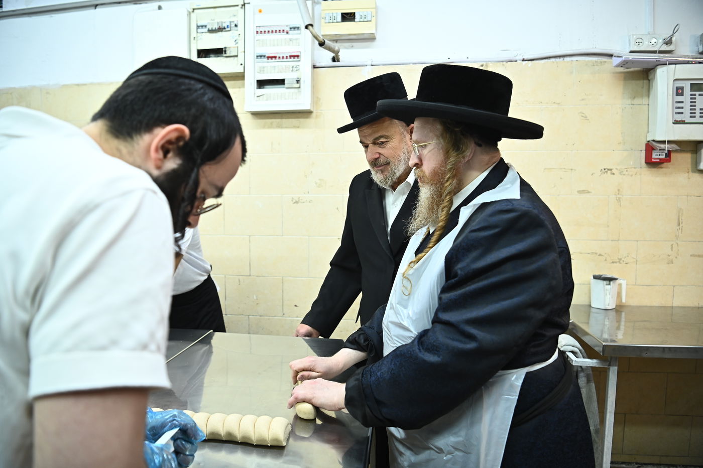 האדמו"ר משומרי אמונים באפיית מצות