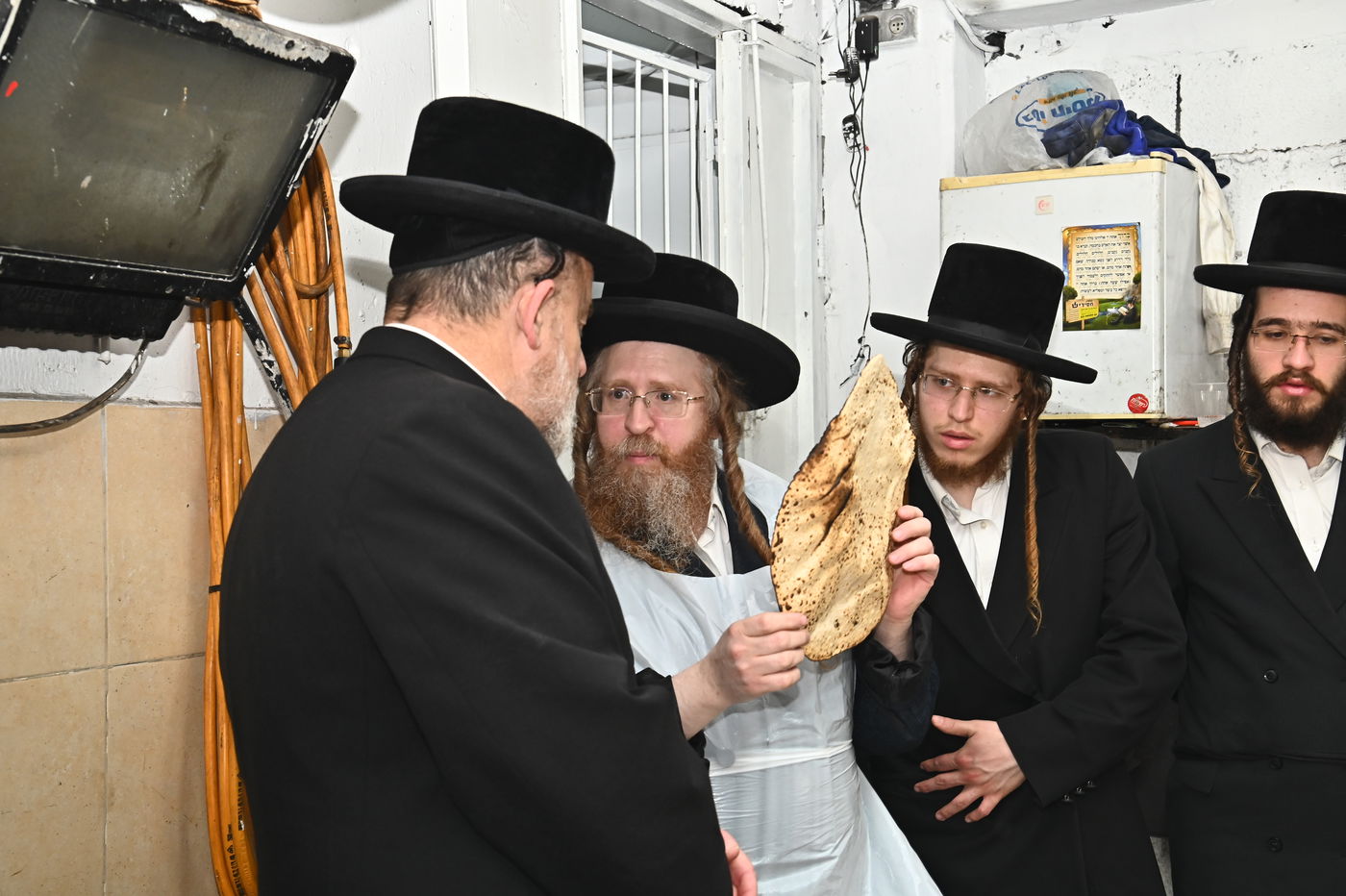 האדמו"ר משומרי אמונים באפיית מצות