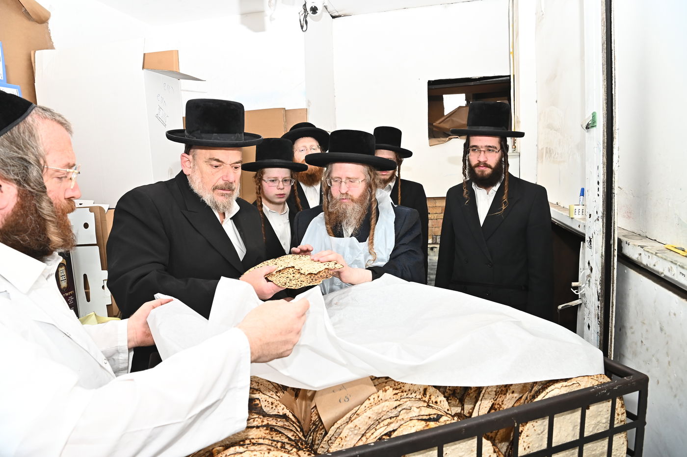 האדמו"ר משומרי אמונים באפיית מצות